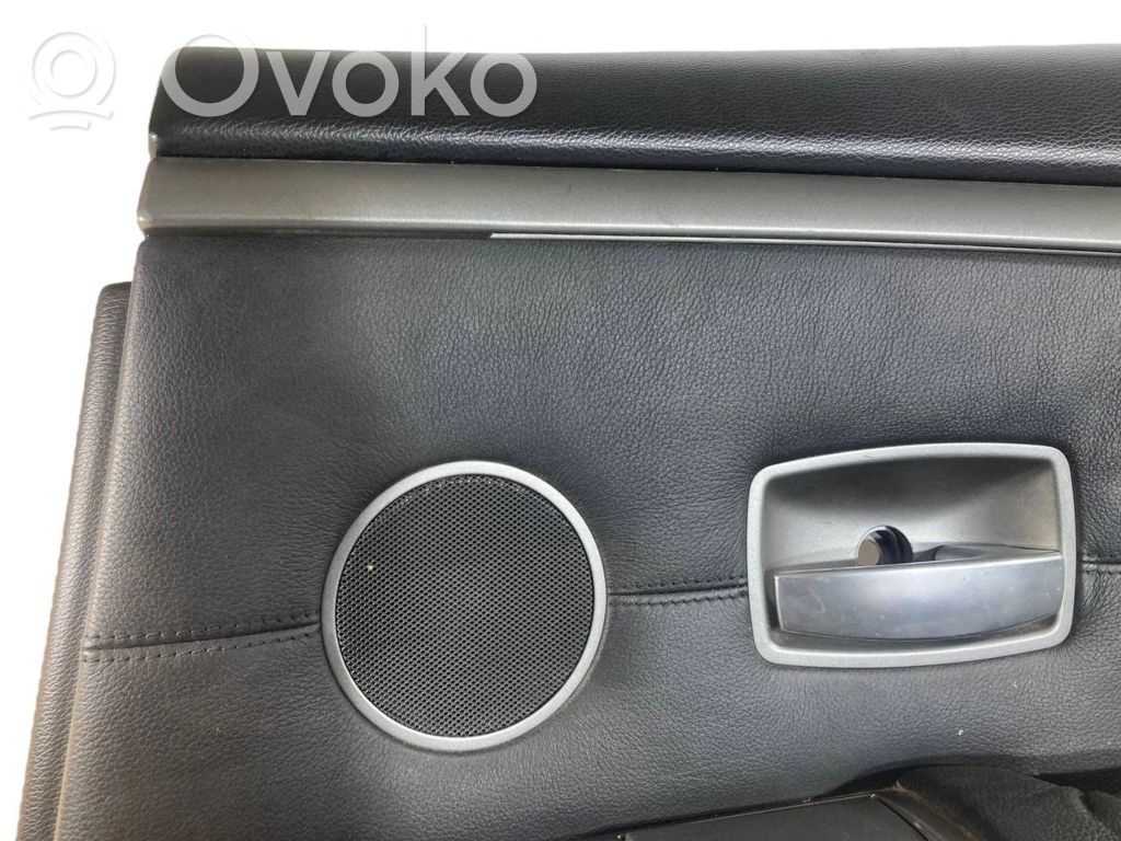 Apšuvums aizmugurējām durvīm