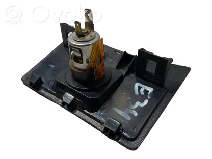 Cigarešu aizdedzināmais aizmugurē