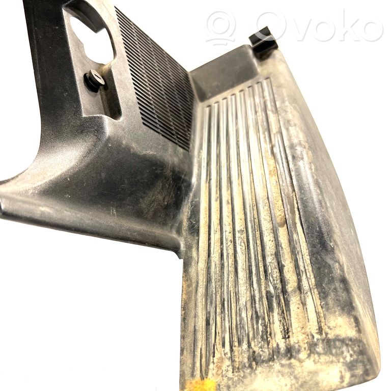 Kāju zonas sānu dekoratīvā apdare