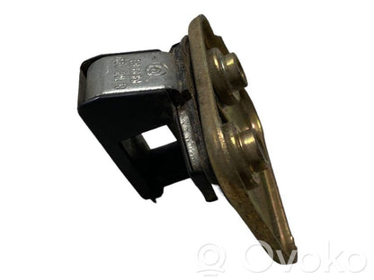 Priekšpusē slēdzenes cilpa