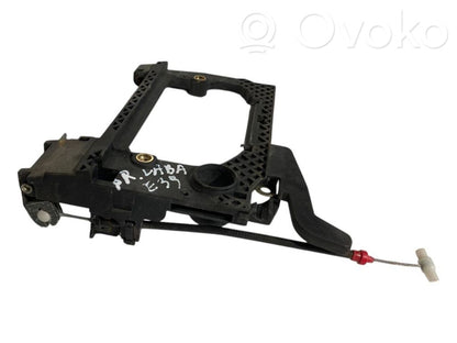 Priekšpusē turētājs / kronšteins ārējam atvēršanas rokturim