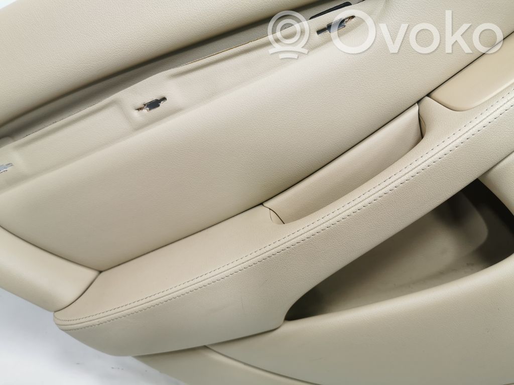 Apšuvums aizmugurējām durvīm