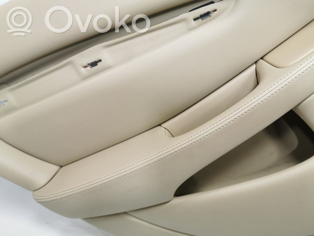 Apšuvums aizmugurējām durvīm