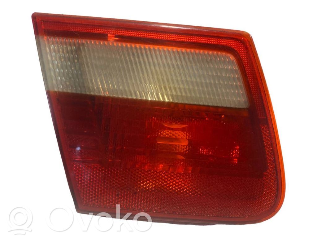 Aizmugurējais lukturis pārsegā