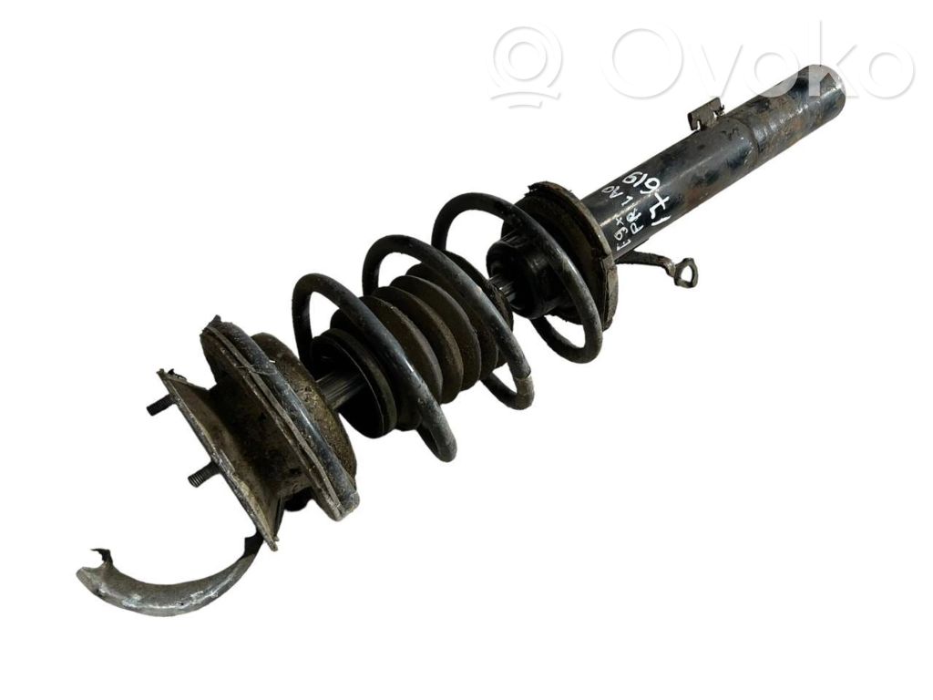 Priekšpusē amortizators ar atsperi