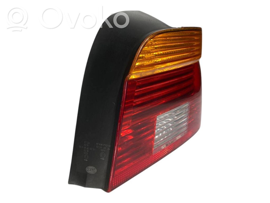 Aizmugurējais lukturis virsbūvē