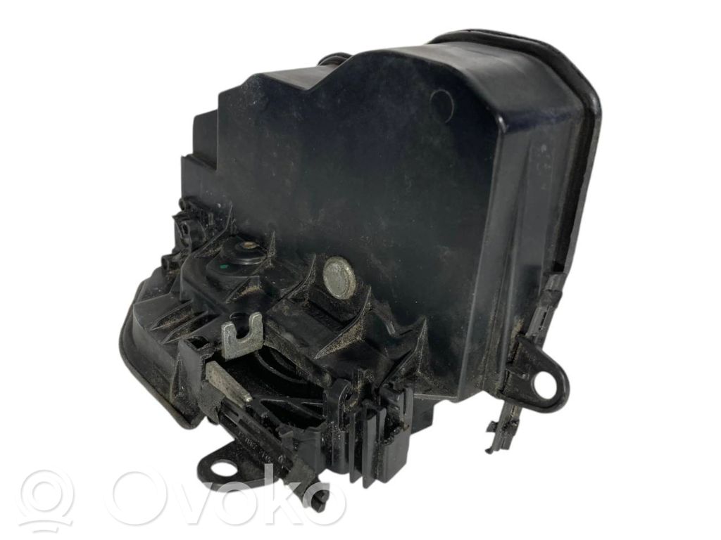 Priekšpusē slēdzene