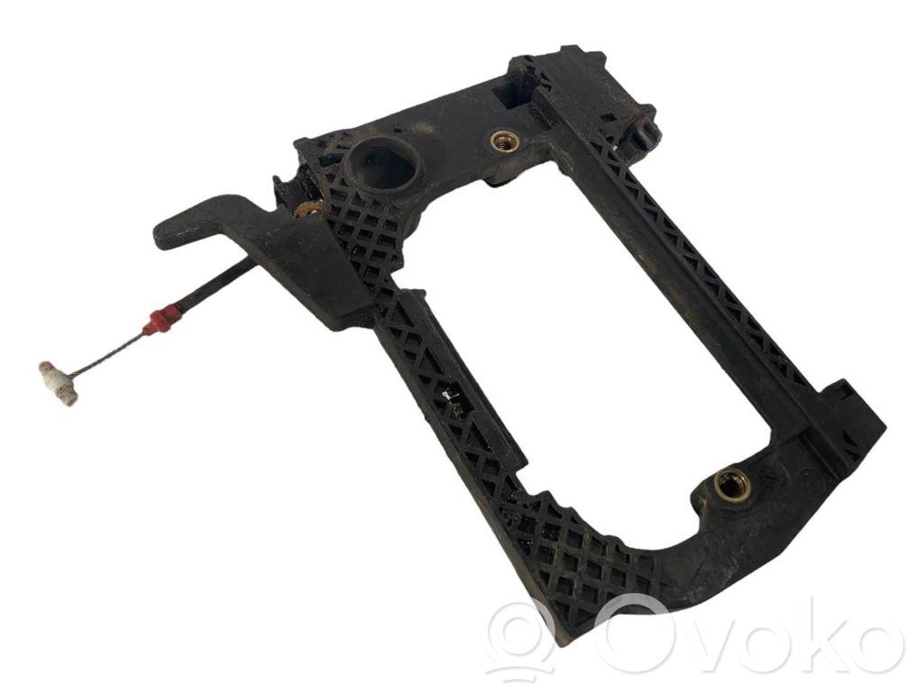 Priekšpusē turētājs / kronšteins ārējam atvēršanas rokturim