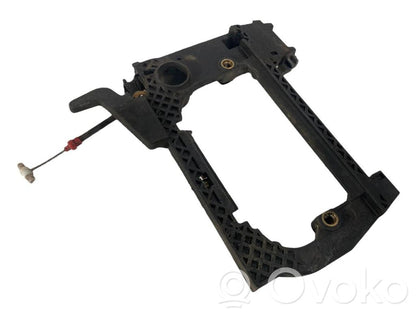 Priekšpusē turētājs / kronšteins ārējam atvēršanas rokturim