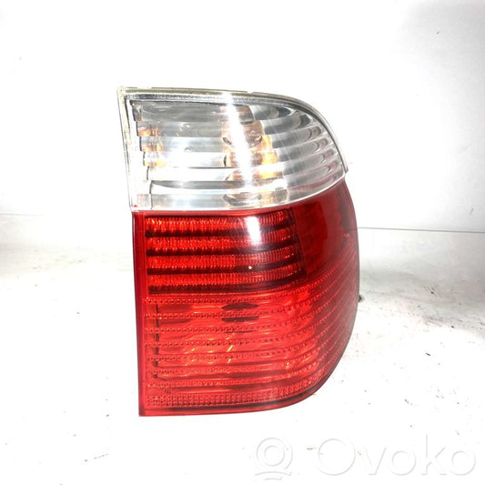 Aizmugurējais lukturis virsbūvē