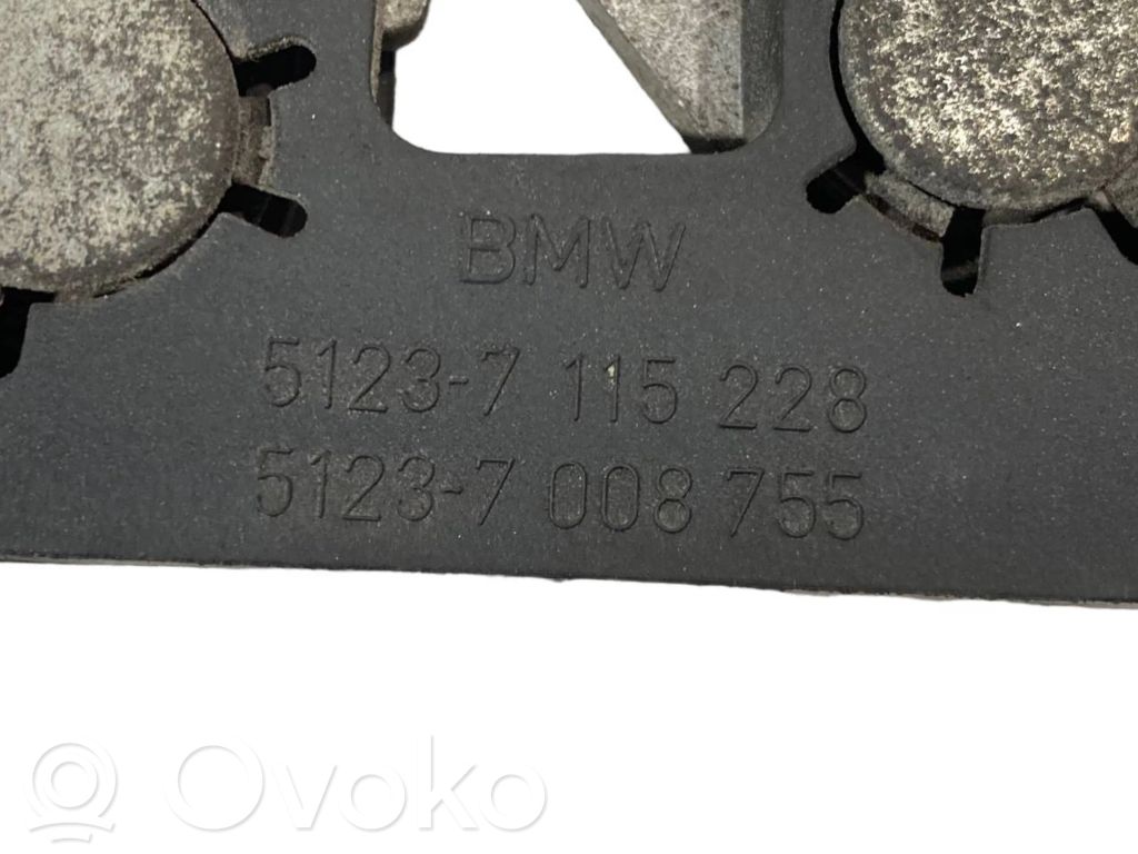 Dzinēja pārsega slēdzene