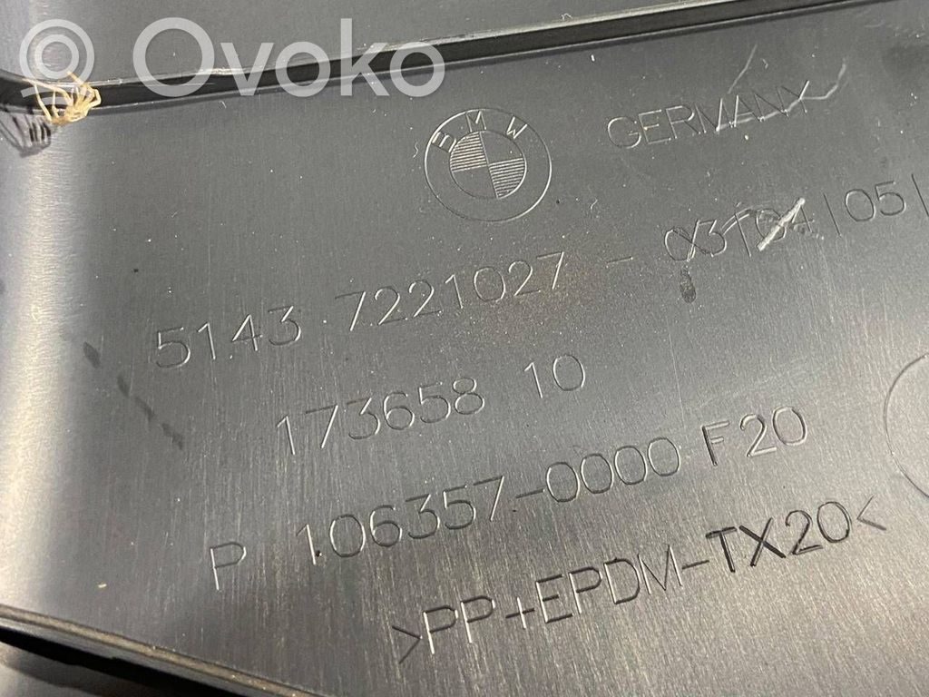 (B) statņa dekoratīvā apdare (apakšdaļa)