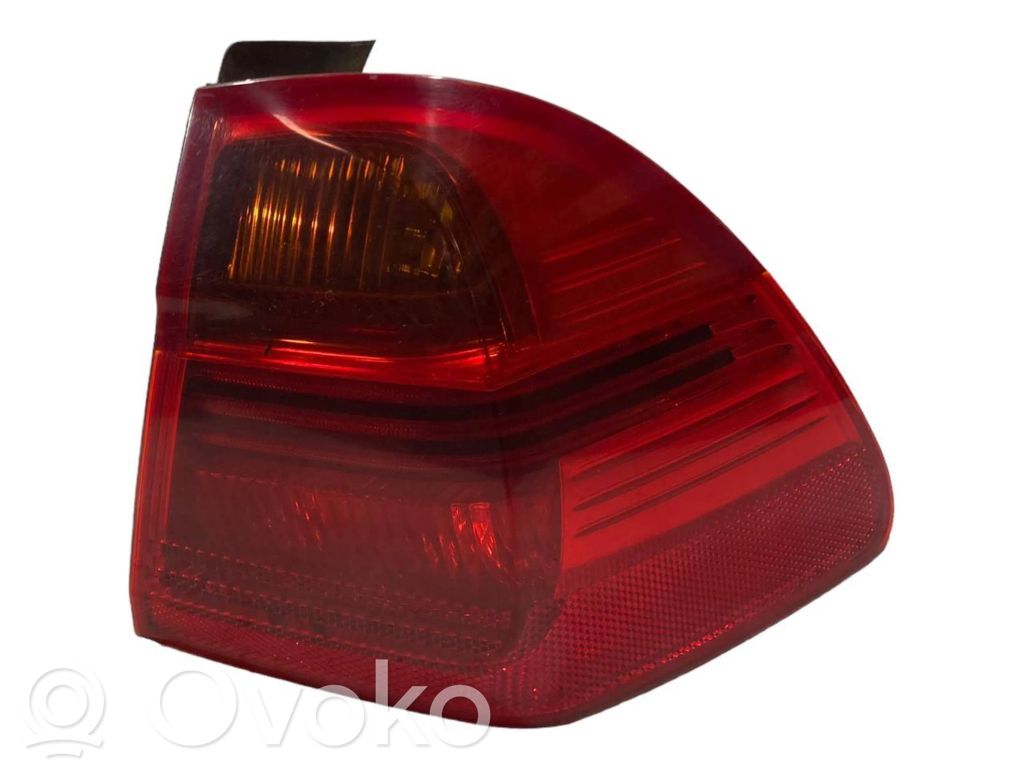 Aizmugurējais lukturis virsbūvē