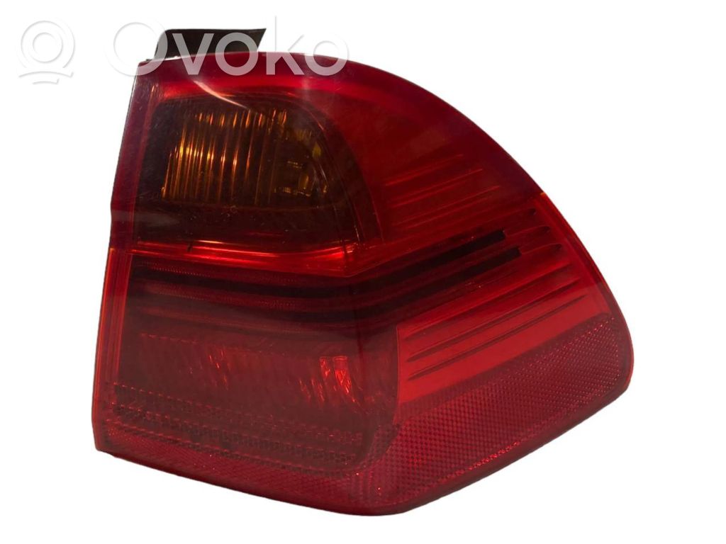 Aizmugurējais lukturis virsbūvē