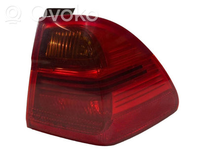 Aizmugurējais lukturis virsbūvē