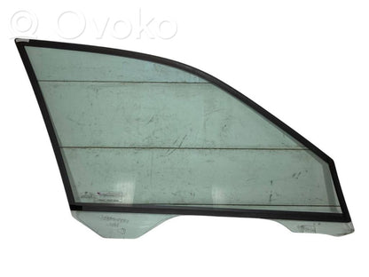 priekšējo durvju stikls (četrdurvju mašīnai)