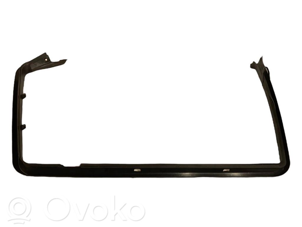 Aizmugurē durvju stikla rāmis