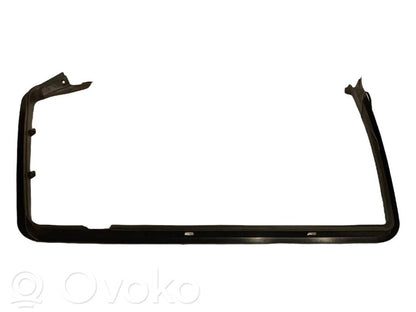 Aizmugurē durvju stikla rāmis