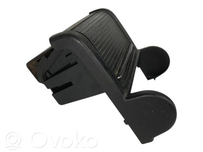 Pelnutrauks (aizmugurē)