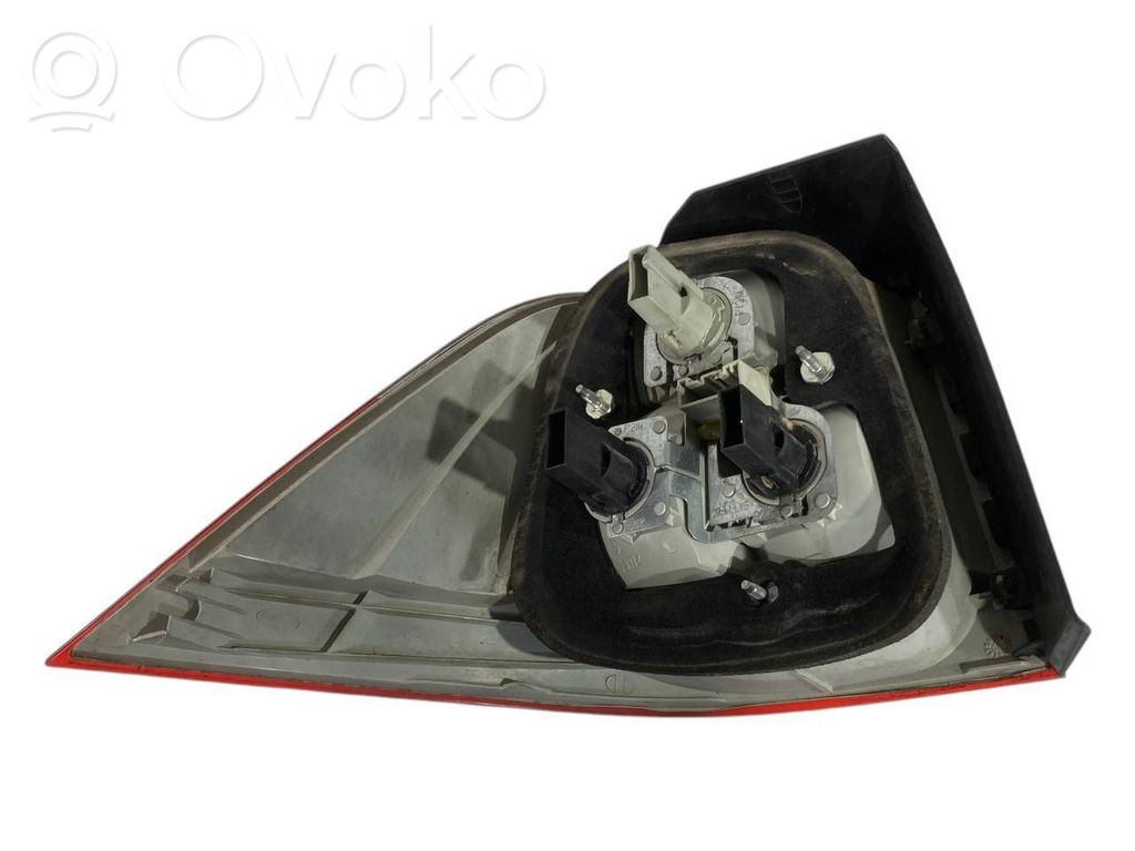 Задний фонарь в кузове