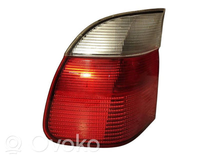 Aizmugurējais lukturis virsbūvē