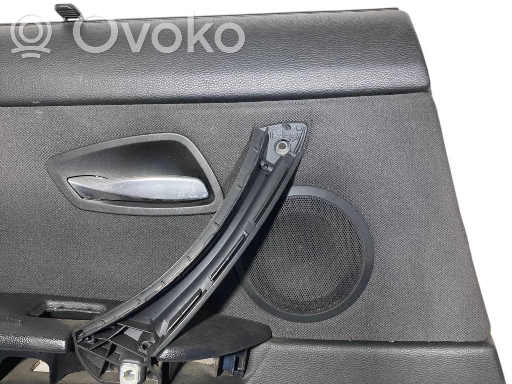 Apšuvums aizmugurējām durvīm