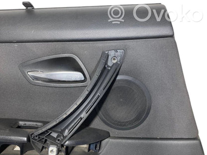 Apšuvums aizmugurējām durvīm