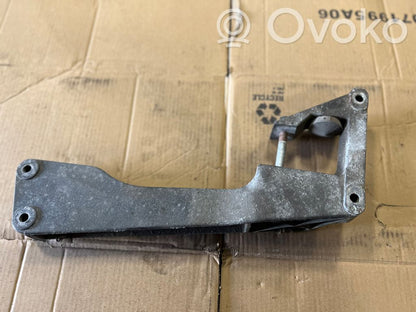 Transmission mounting bracket