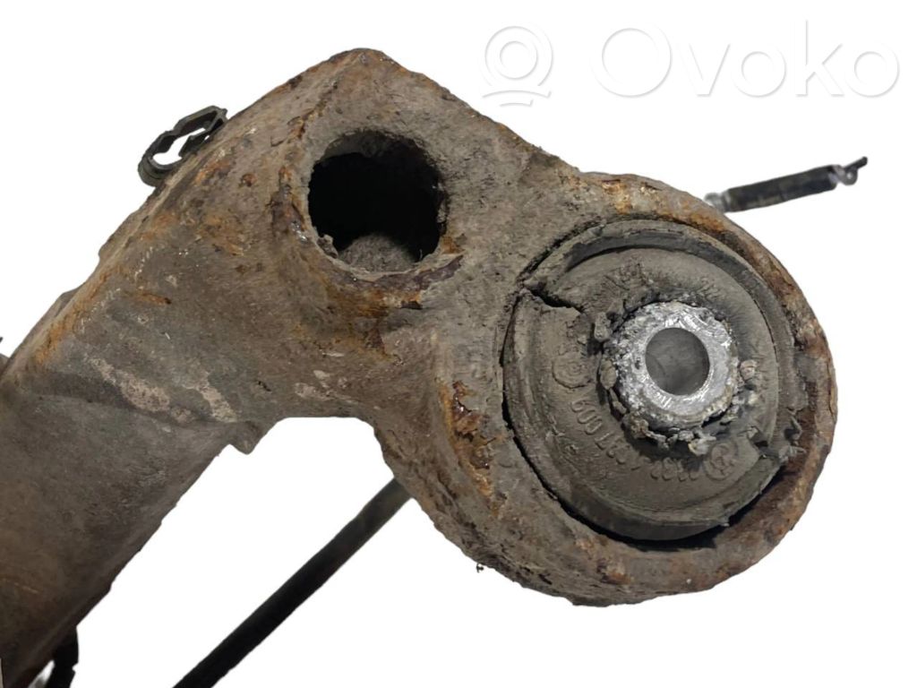 Aizmugurē riteņa rumbas vārpstas šarnīrs (stupica, capfa)