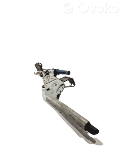 Rokas bremzes mehānisms (salonā)