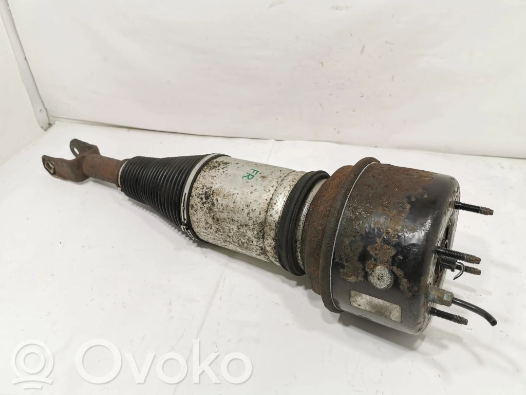 Priekšpusē pneimatiska (gaisa) spilvens ar amortizatoru