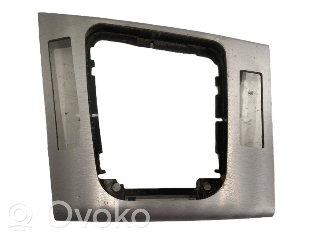 Ātrumu pārslēgšanas sviras dekoratīvā apdare (plastmasas)