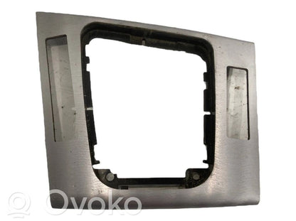 Ātrumu pārslēgšanas sviras dekoratīvā apdare (plastmasas)