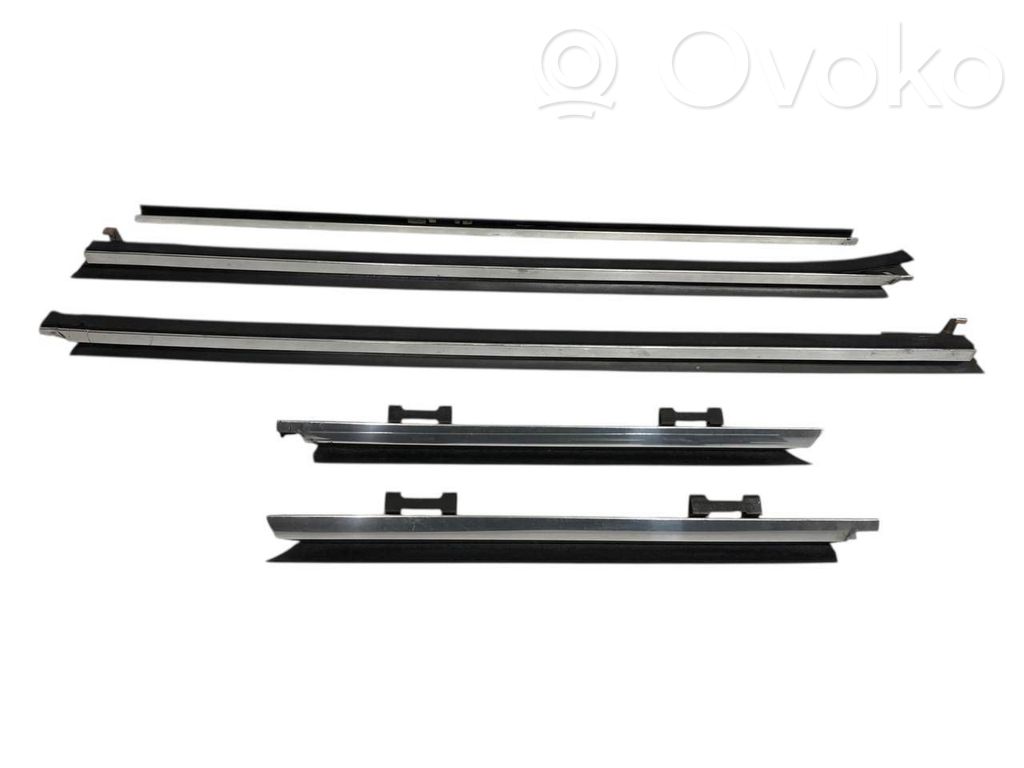 Apšuvums aizmugurējām durvīm