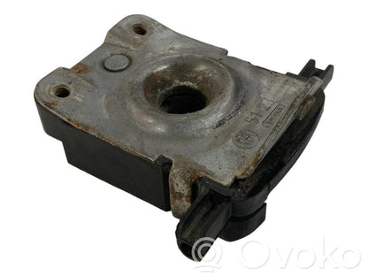 Dzinēja pārsega slēdzene