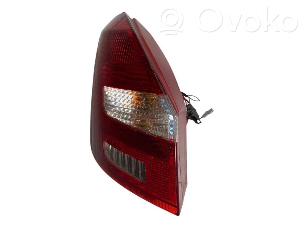 Задний фонарь в кузове