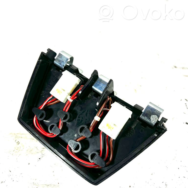 12 V ligzda (aizmugure)