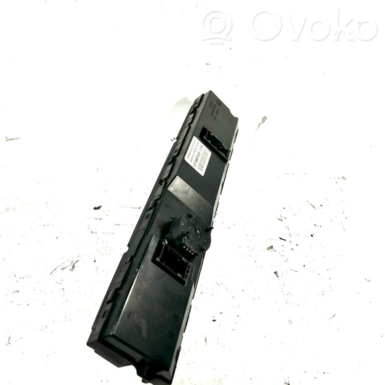 Air conditioning / climate control / interior heating control unit (in the passenger compartment)
