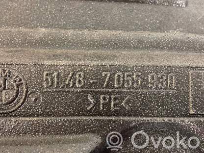 Cita veida priekšpusē durvju dekoratīvās apdares detaļa