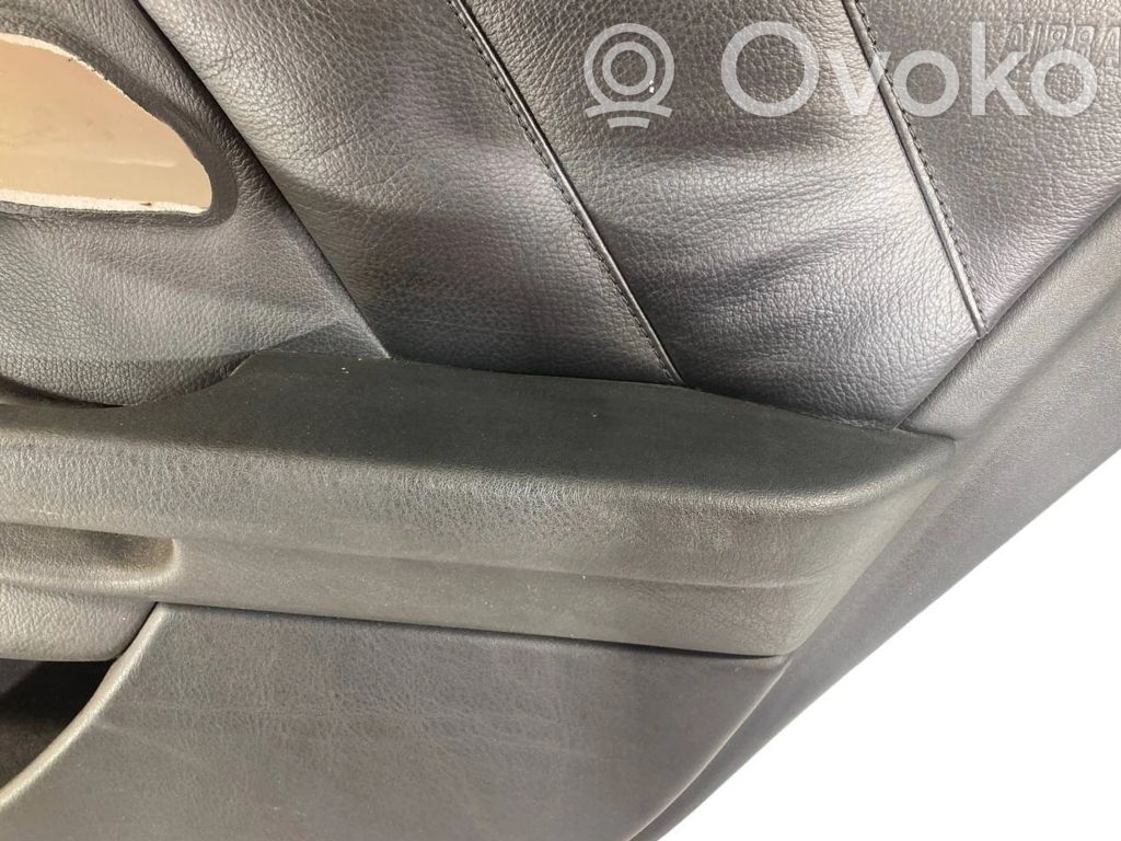 Apšuvums aizmugurējām durvīm