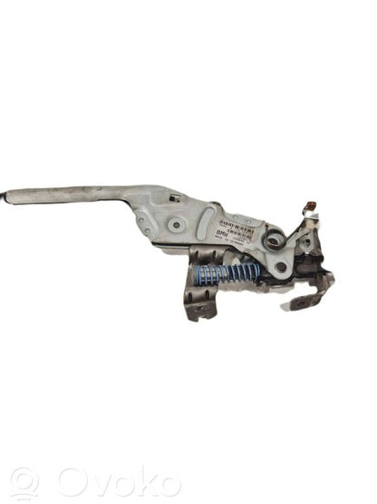 Rokas bremzes mehānisms (salonā)