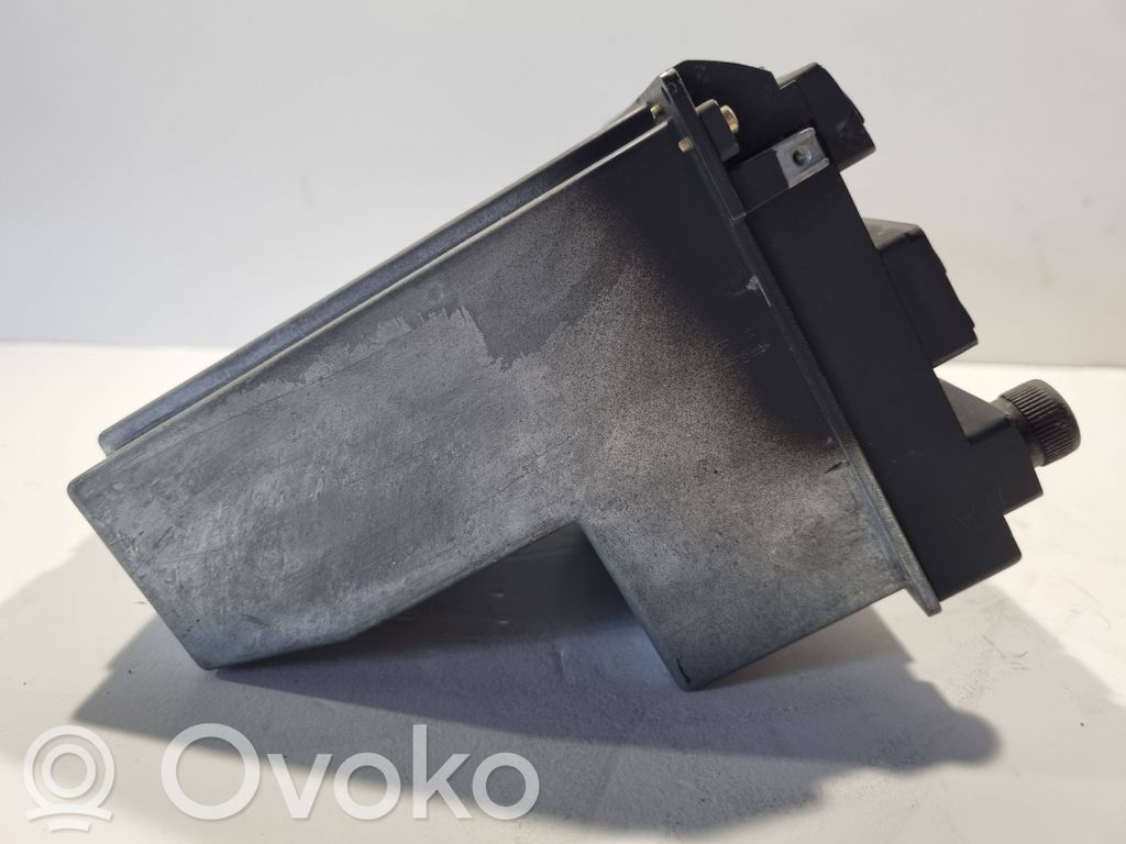 Radio / CD/DVD atskaņotājs / navigācija