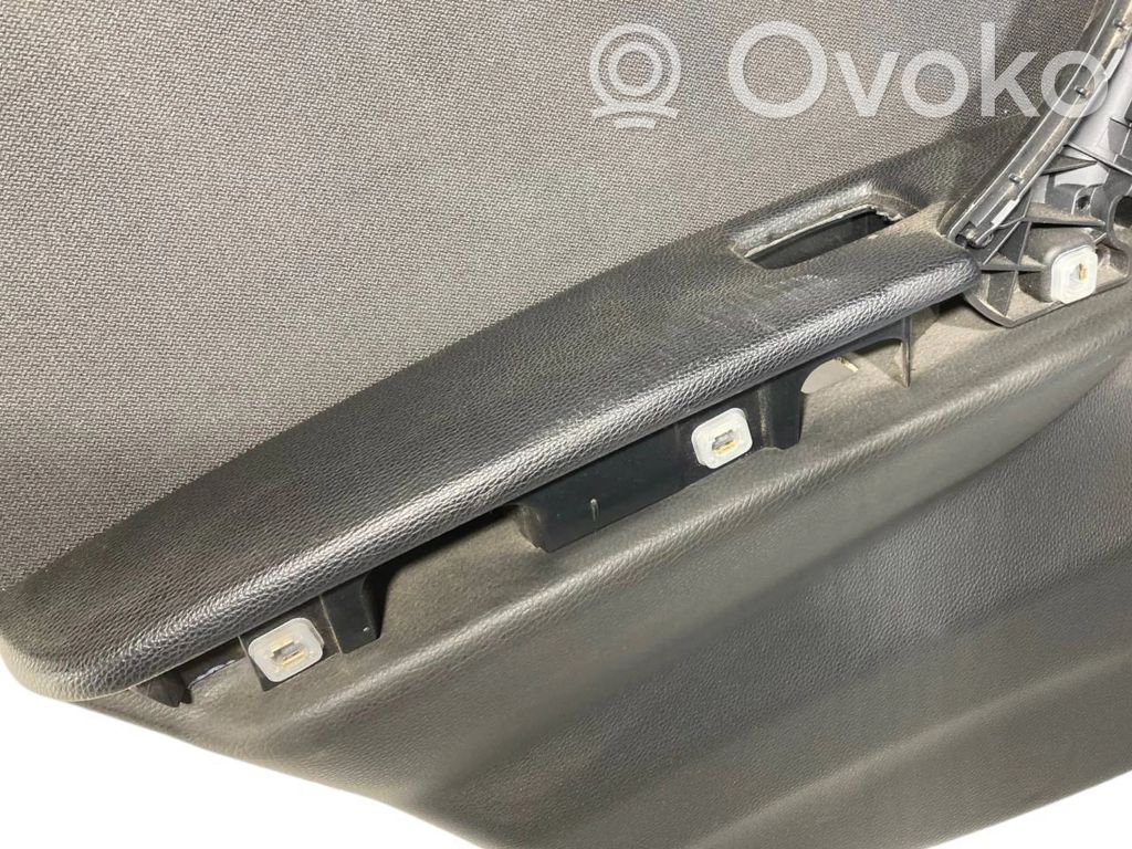 Apšuvums aizmugurējām durvīm