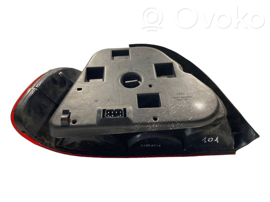 Aizmugurējais lukturis virsbūvē