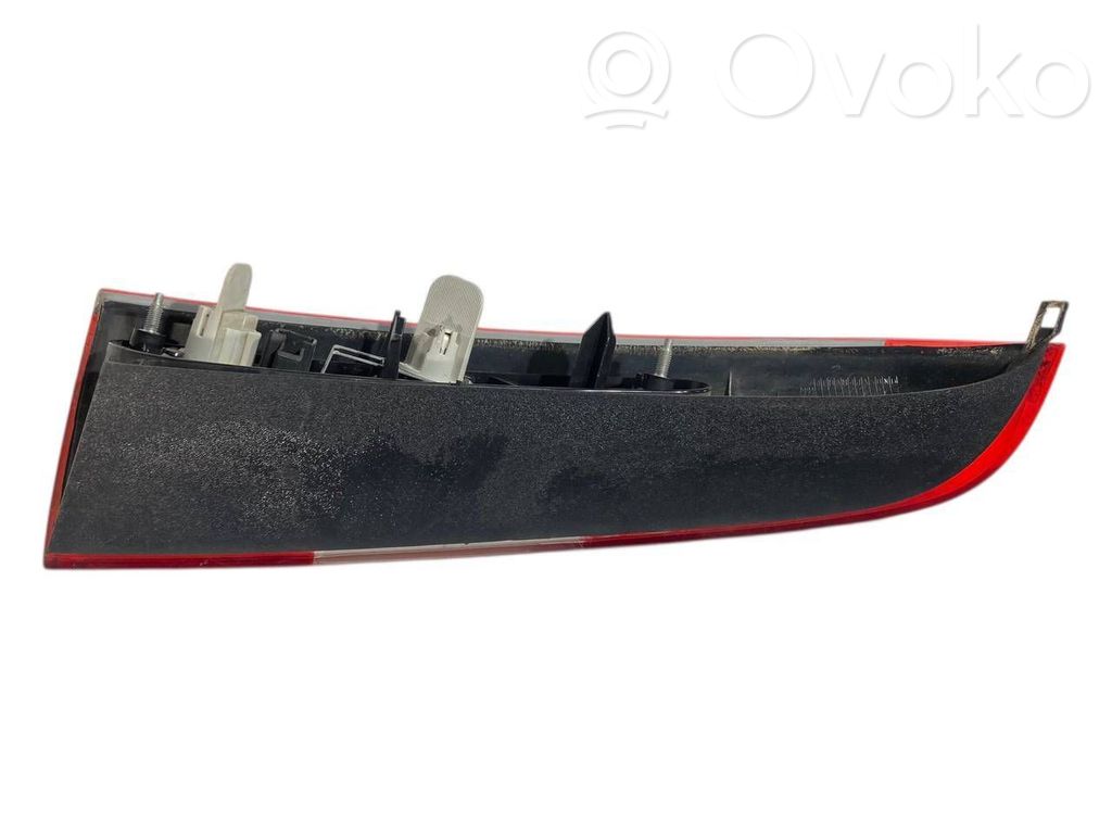 Aizmugurējais lukturis virsbūvē