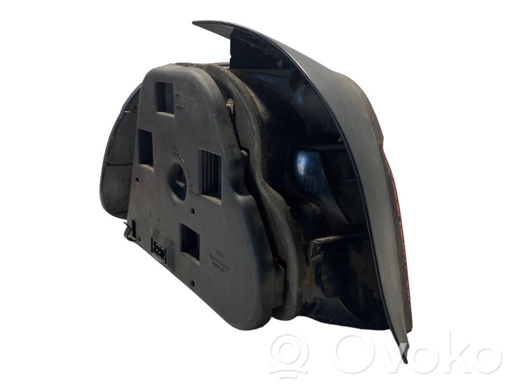 Aizmugurējais lukturis virsbūvē