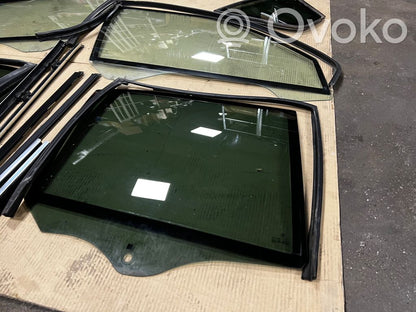 priekšējo durvju stikls (četrdurvju mašīnai)