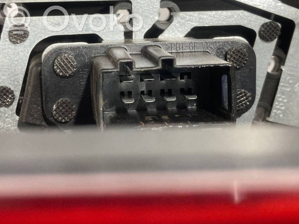 Aizmugurējais lukturis virsbūvē