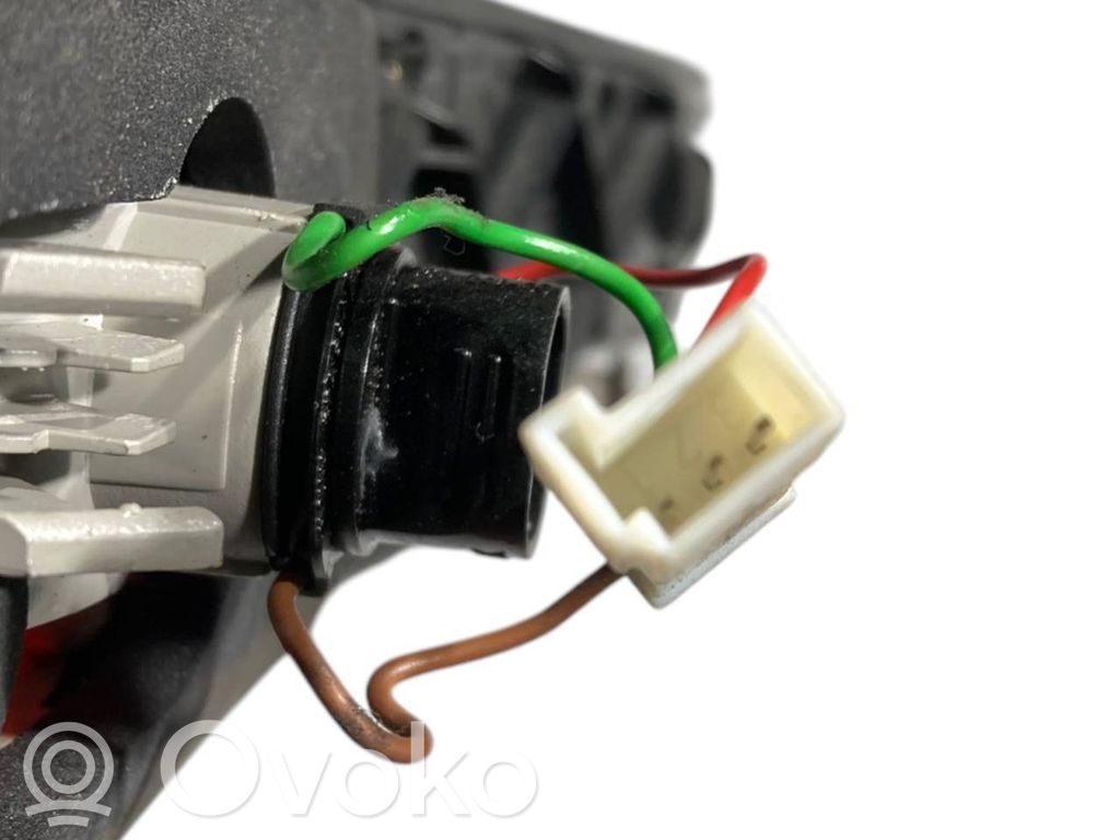 Aizmugurējais lukturis pārsegā