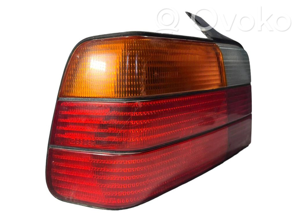 Aizmugurējais lukturis virsbūvē